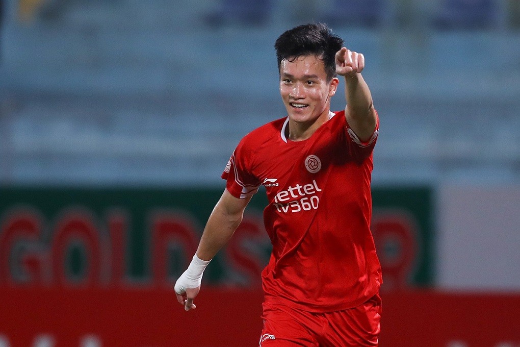 Hoàng Đức góp công lớn vào chiến thắng của Viettel khi lập cú đúp ở các phút 69 và 90+2. Hoàng Đức góp công lớn vào chiến thắng của Viettel khi lập cú đúp ở các phút 69 và 90+2.