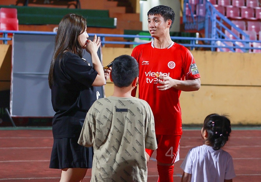 Khánh Linh đưa con gái lớn Sushi và em trai xuống sân chúc mừng Bùi Tiến Dũng sau khi Viettel đánh bại Hà Tĩnh với tỷ số 4-0 ở vòng 3 giai đoạn hai V-League 2023. Vợ chồng trung vệ gốc Hà Tĩnh có những cử chỉ tình tứ trước ống kính phóng viên. Khánh Linh đưa con gái lớn Sushi và em trai xuống sân chúc mừng Bùi Tiến Dũng sau khi Viettel đánh bại Hà Tĩnh với tỷ số 4-0 ở vòng 3 giai đoạn hai V-League 2023. Vợ chồng trung vệ gốc Hà Tĩnh có những cử chỉ tình tứ trước ống kính phóng viên.