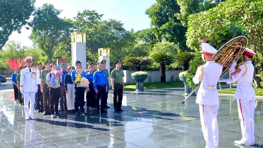 Chi đoàn giảng viên Học viện Ngoại giao tri ân các anh hùng liệt sĩ