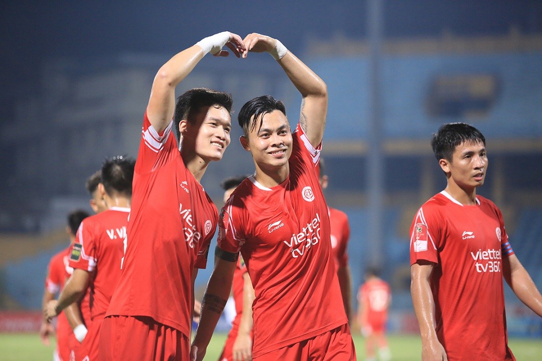Đức Chiến và Hoàng Đức cùng nhau tạo hình trái tim mừng bàn thắng. Chiến thắng này giúp Viettel có 28 điểm, thu hẹp khoảng cách với đội đầu bảng Thanh Hóa xuống còn một điểm. Đức Chiến và Hoàng Đức cùng nhau tạo hình trái tim mừng bàn thắng. Chiến thắng này giúp Viettel có 28 điểm, thu hẹp khoảng cách với đội đầu bảng Thanh Hóa xuống còn một điểm.