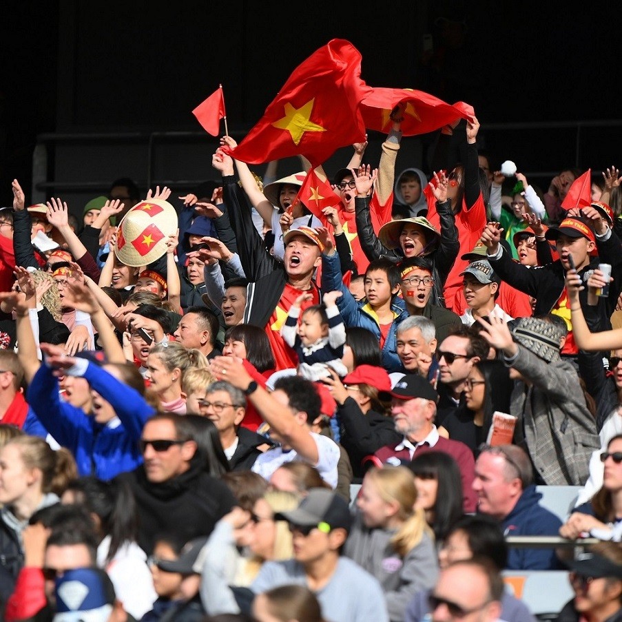 Hình ảnh những lá cờ đỏ sao vàng tung bay trên khán đài sân Eden Park, Auckland (New Zealand) hôm 22/7 mang đến niềm tự hào dân tộc. Hình ảnh những lá cờ đỏ sao vàng tung bay trên khán đài sân Eden Park, Auckland (New Zealand) hôm 22/7 mang đến niềm tự hào dân tộc.