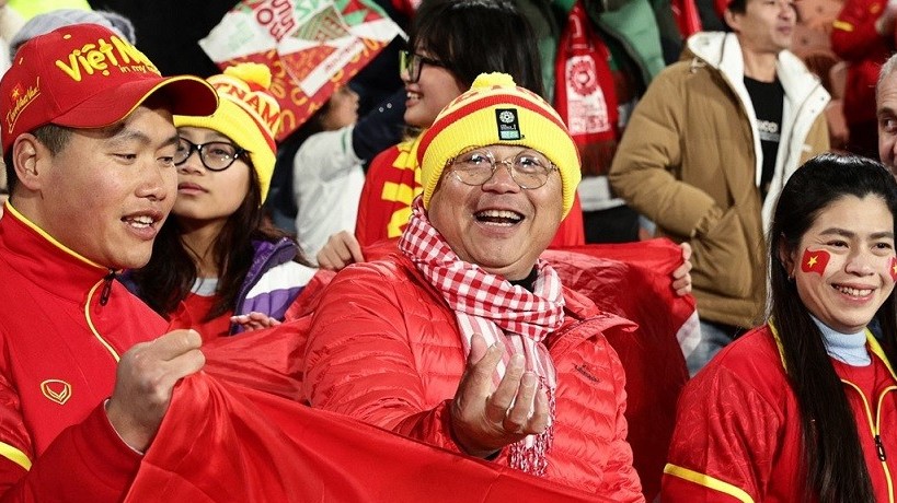 Cổ vũ thầy trò HLV Mai Đức Chung thi đấu, CĐV Việt Nam 'đỏ rực' trên các khán đài World Cup nữ 2023