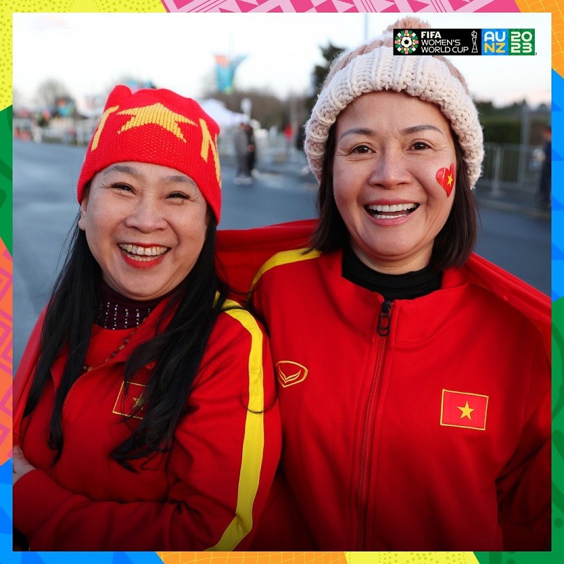 Có khá đông CĐV từ trong nước bay sang New Zealand, cùng với người hâm mộ sinh sống tại nước bạn đến sân để cổ vũ cho Huỳnh Như, Thanh Nhã và các đồng đội. Có khá đông CĐV từ trong nước bay sang New Zealand, cùng với người hâm mộ sinh sống tại nước bạn đến sân để cổ vũ cho Huỳnh Như, Thanh Nhã và các đồng đội.