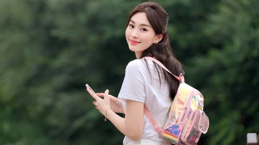 Sao Việt: Hoa hậu Đặng Thu Thảo trẻ trung như nữ sinh, Á hậu Thụy Vân khoe dáng trước biển