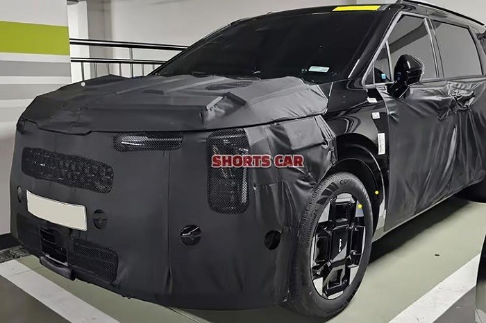 Kia Carnival 2024 sở hữu cặp đèn pha LED dạng dọc mới. Kia Carnival 2024 sở hữu cặp đèn pha LED dạng dọc mới.