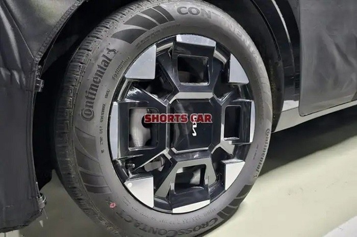 Mâm xe Carnival 2024 có thiết kế khá lạ. Mâm xe Carnival 2024 có thiết kế khá lạ.