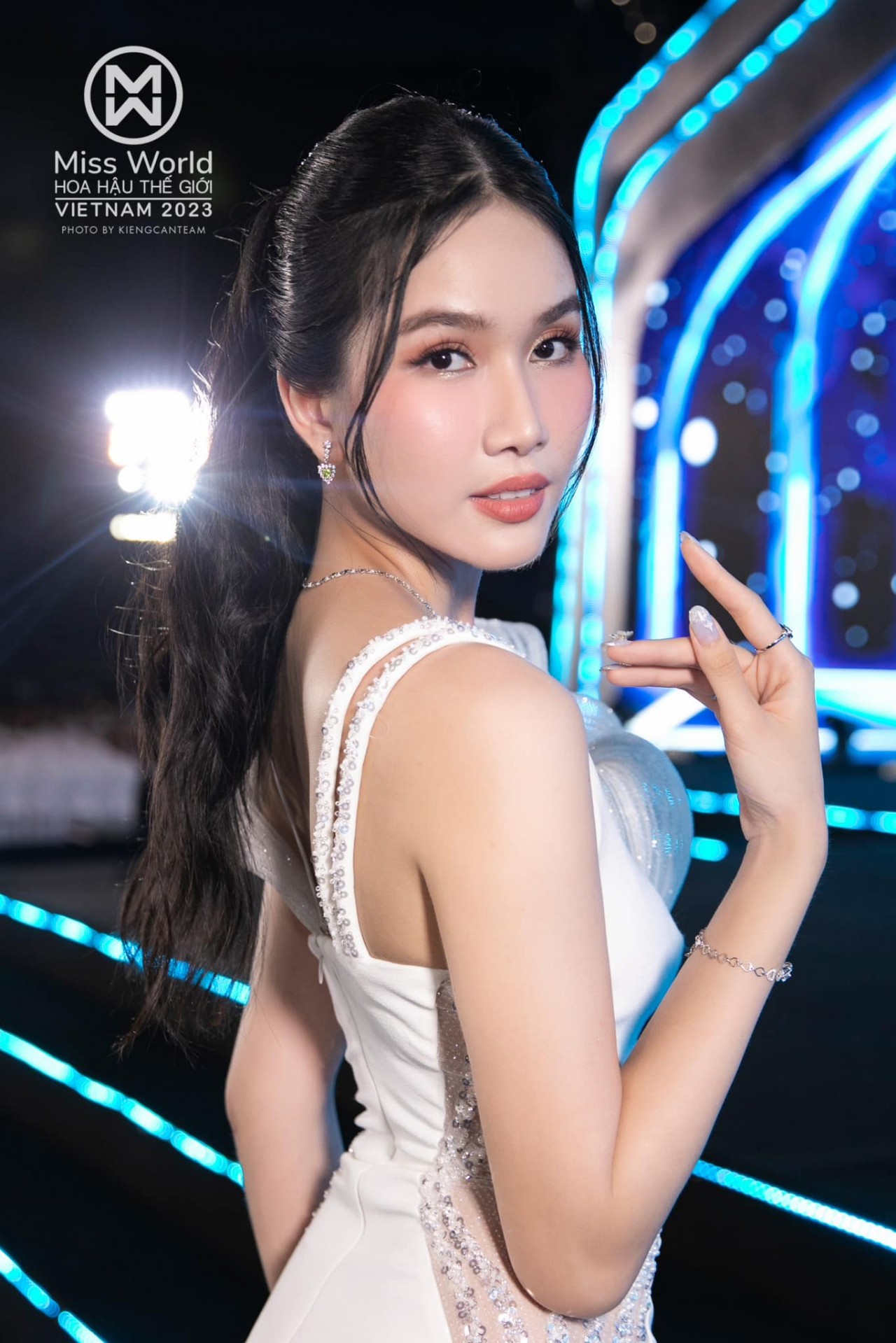 Á hậu Phương Anh khoe vóc dáng nuột nà, hút mắt