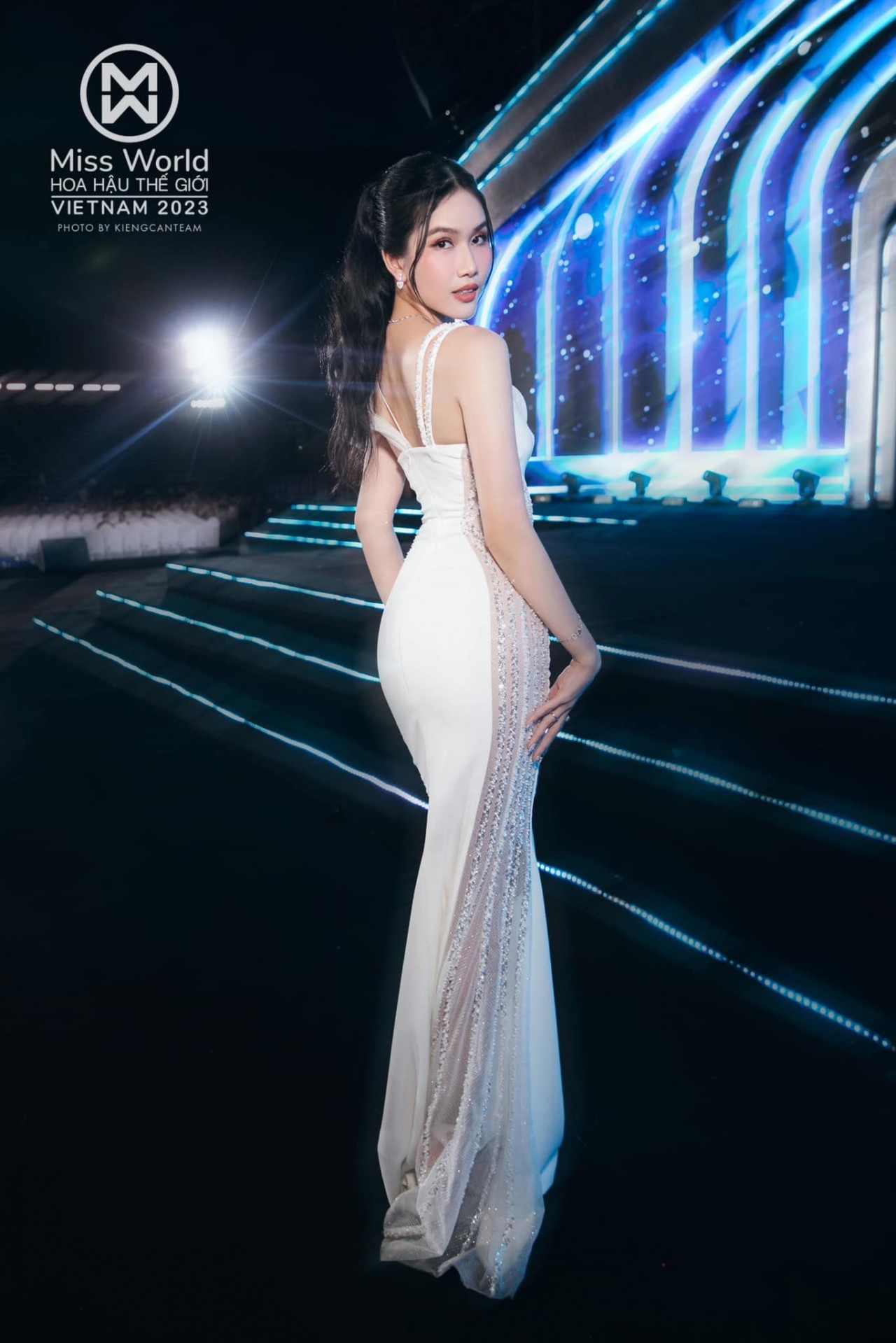 Á hậu Phương Anh khoe vóc dáng nuột nà, hút mắt