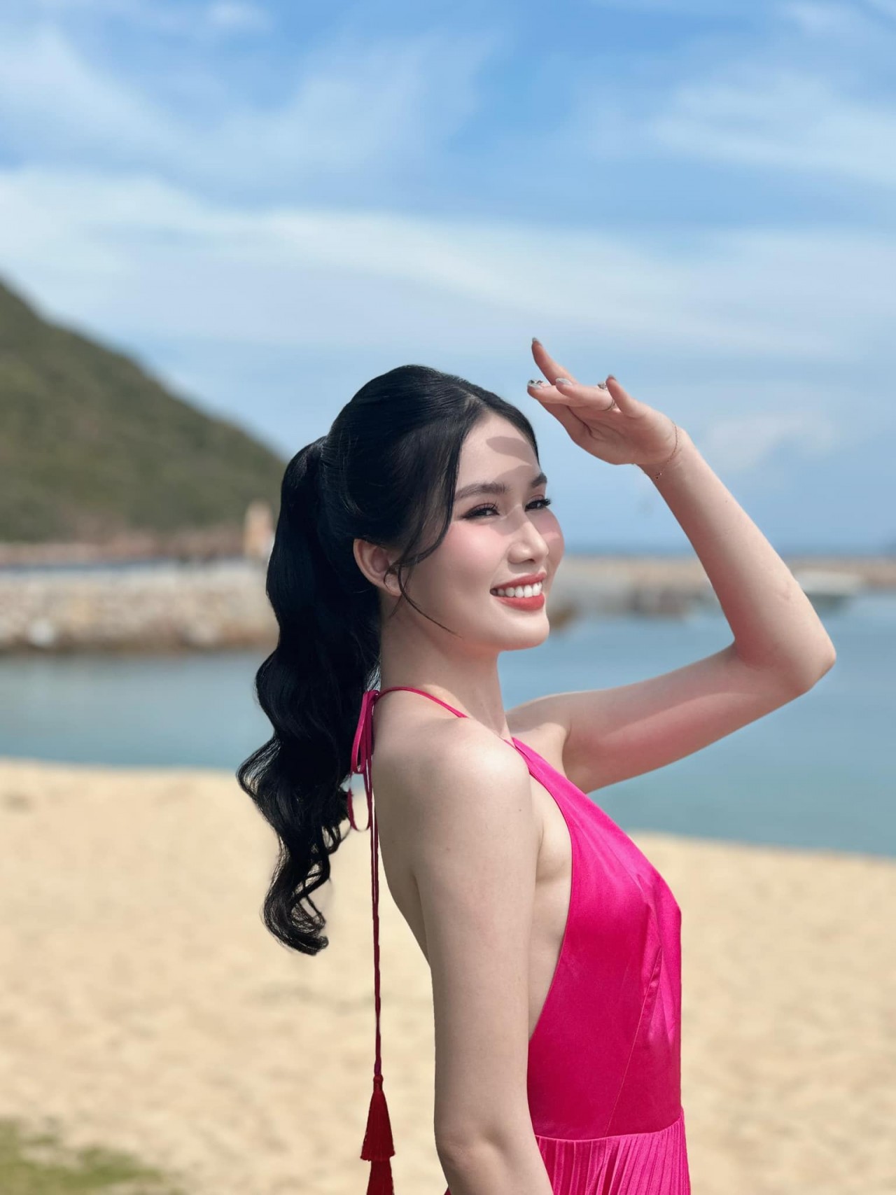 Á hậu Phương Anh khoe vóc dáng nuột nà, hút mắt