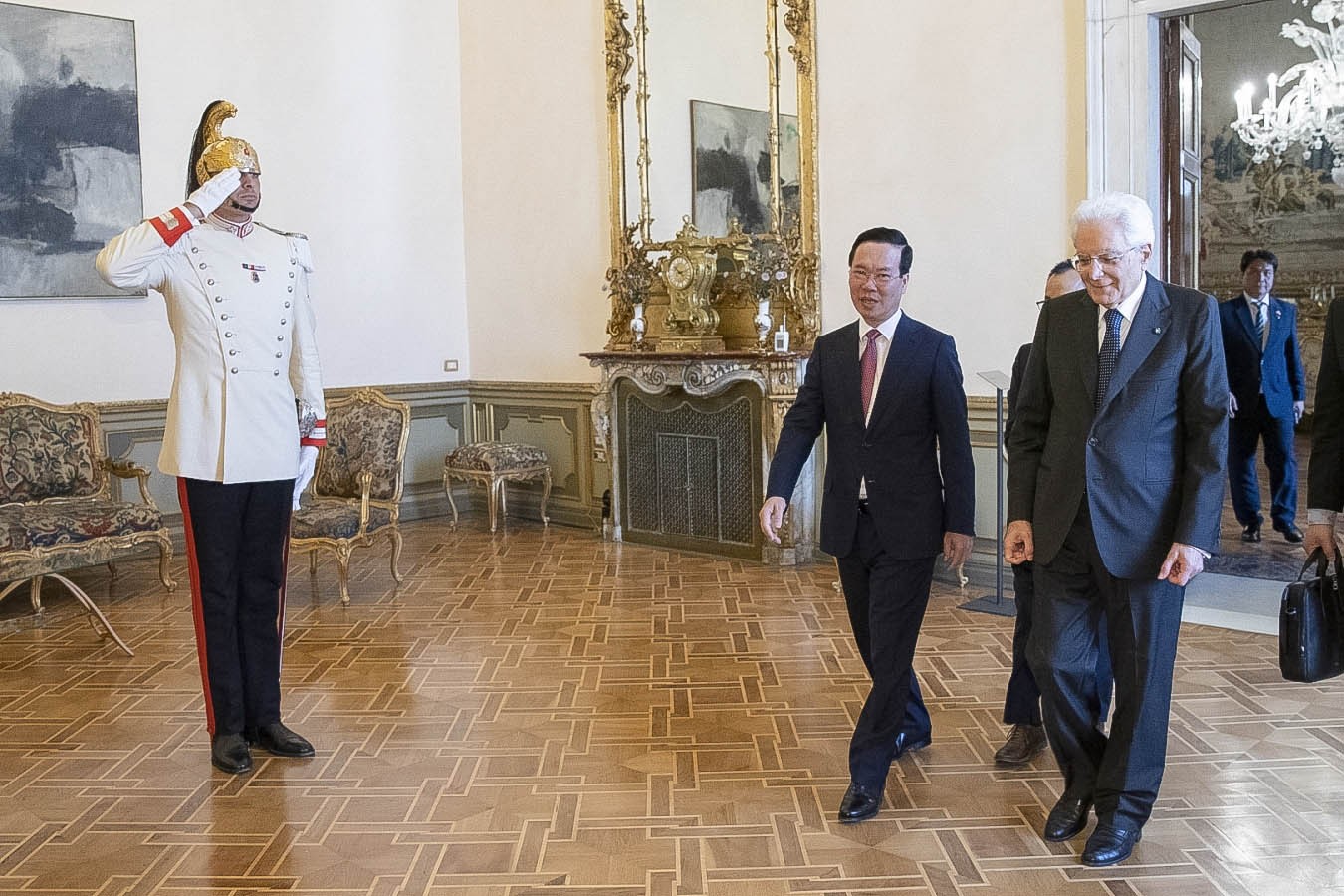 Tổng thống Italy và con gái chủ trì lễ tiễn chính thức Chủ tịch nước Võ Văn Thưởng và Phu nhân