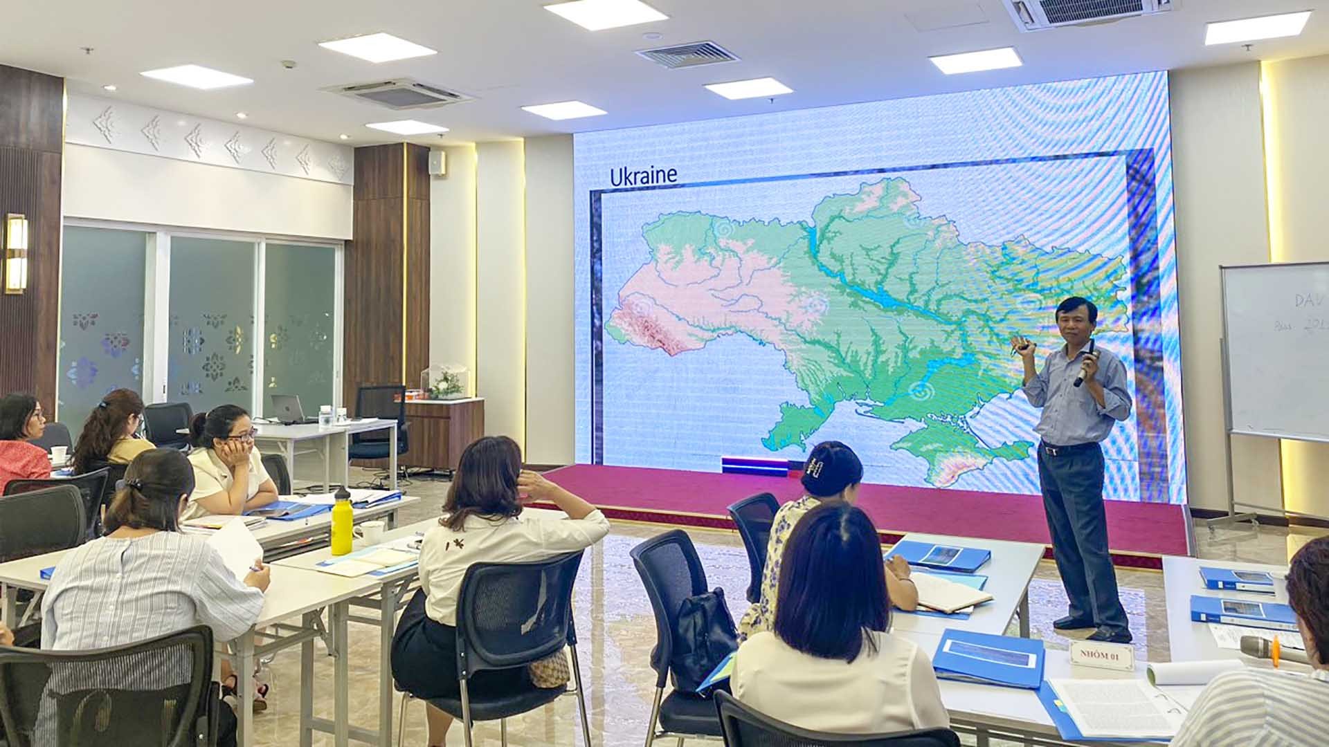 Đại sứ Đặng Đình Quý, nguyên Thứ trưởng Bộ Ngoại giao, nguyên Trưởng phái đoàn Việt Nam tại Liên hợp quốc giảng bài tại khóa bồi dưỡng.