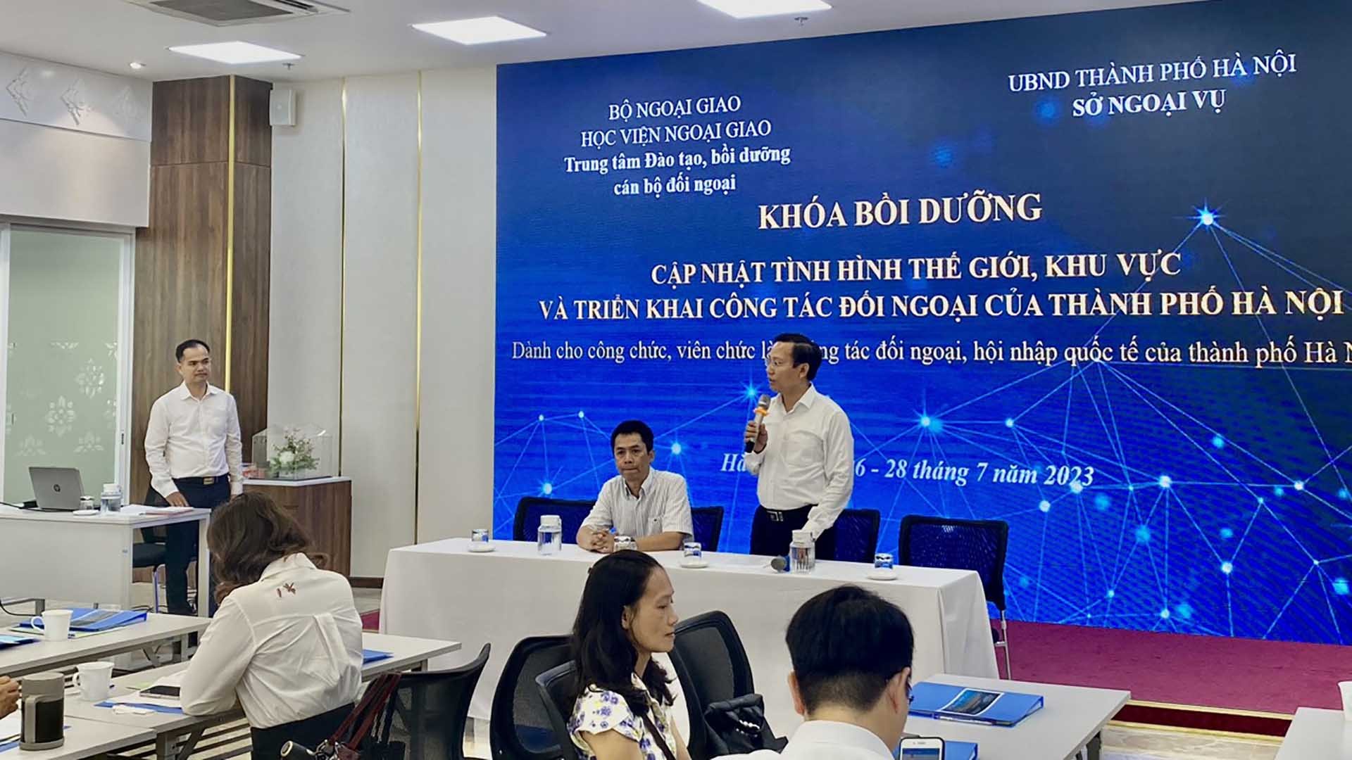 Ông Trần Nghĩa Hòa, Phó Giám đốc Sở Ngoại vụ Hà Nội phát biểu khai giảng.