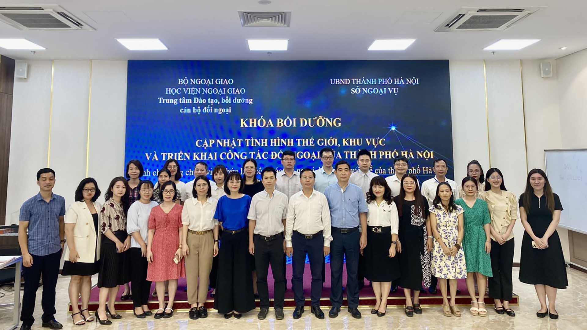 Tập thể lớp bồi dưỡng cập nhật tình hình thế giới, khu vực và triển khai công tác đối ngoại của thành phố Hà Nội