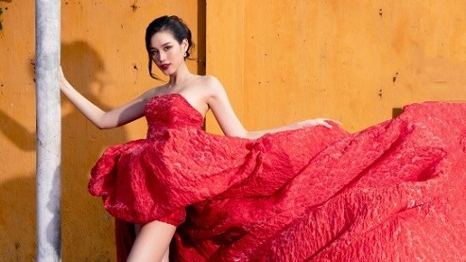 Ngắm các thế hệ Hoa hậu Việt qua gam màu đỏ đậm trên phố cổ Hội An