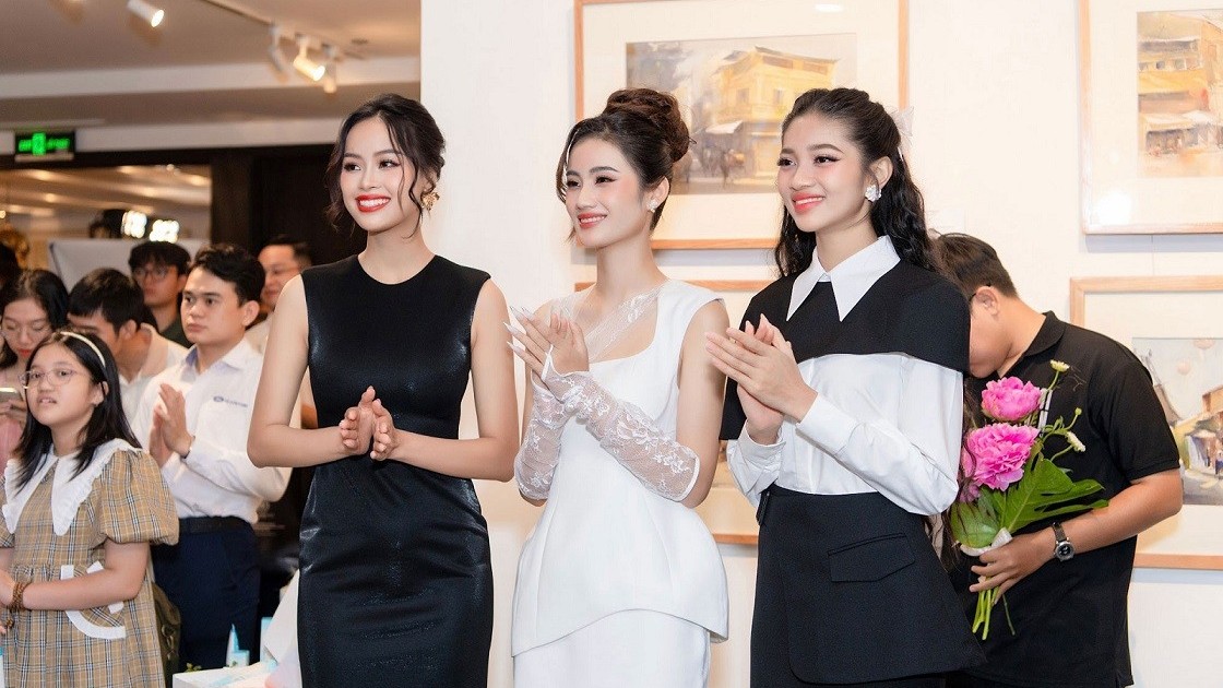Dàn hoa hậu, á hậu Miss World Việt Nam 2023 rạng rỡ dự triển lãm tranh thiện nguyện của họa sĩ trẻ Phan Anh Thư