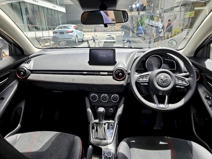 Nội thất Mazda 2 2023 tại thị trường Thái Lan.