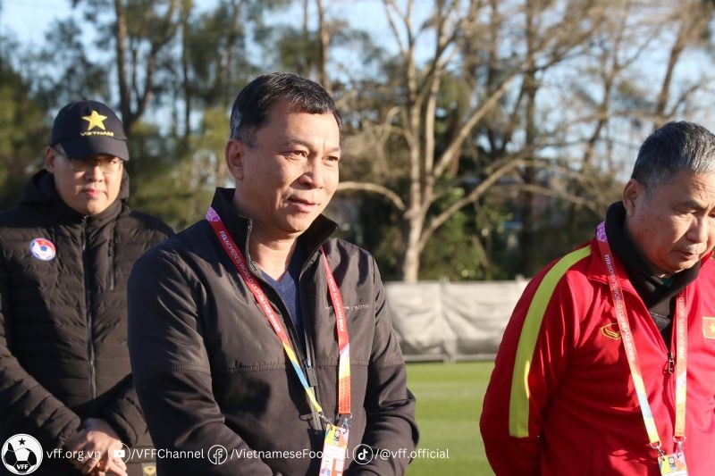 Chủ tịch VFF Trần Quốc Tuấn gặp gỡ, động viên đội tuyển nữ Việt Nam. (Nguồn: VFF)