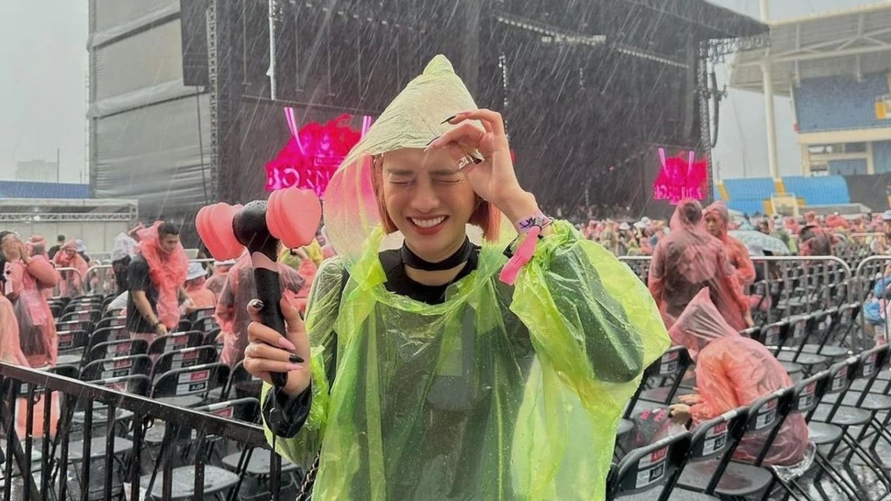 Sao Việt đội mưa xem đêm diễn đầu tiên ở Việt Nam của BLACKPINK