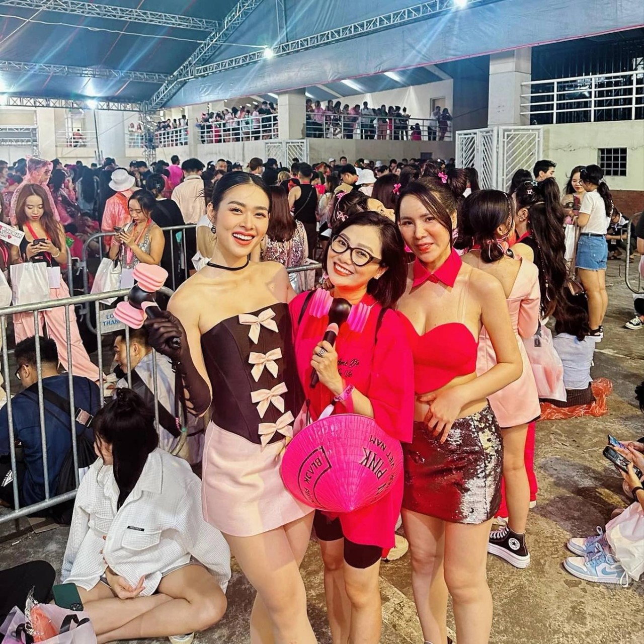 Sao Việt đội mưa xem đêm diễn đầu tiên ở Việt Nam của BLACKPINK