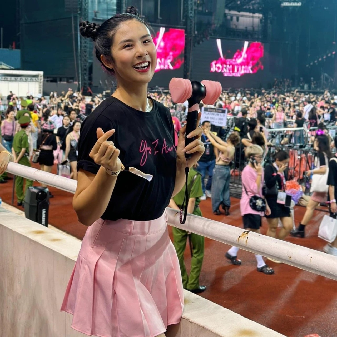 Sao Việt đội mưa xem đêm diễn đầu tiên ở Việt Nam của BLACKPINK