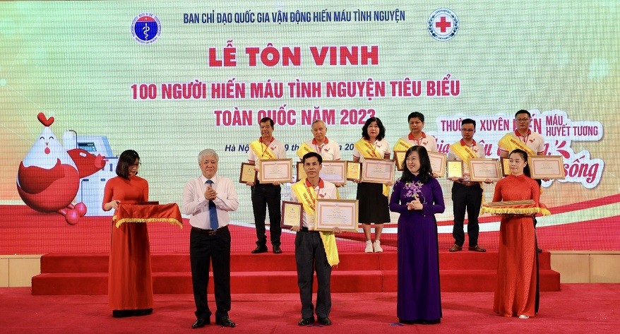 Tôn vinh 100 người hiến máu tiêu biểu toàn quốc năm 2023 Tôn vinh 100 người hiến máu tiêu biểu toàn quốc năm 2023