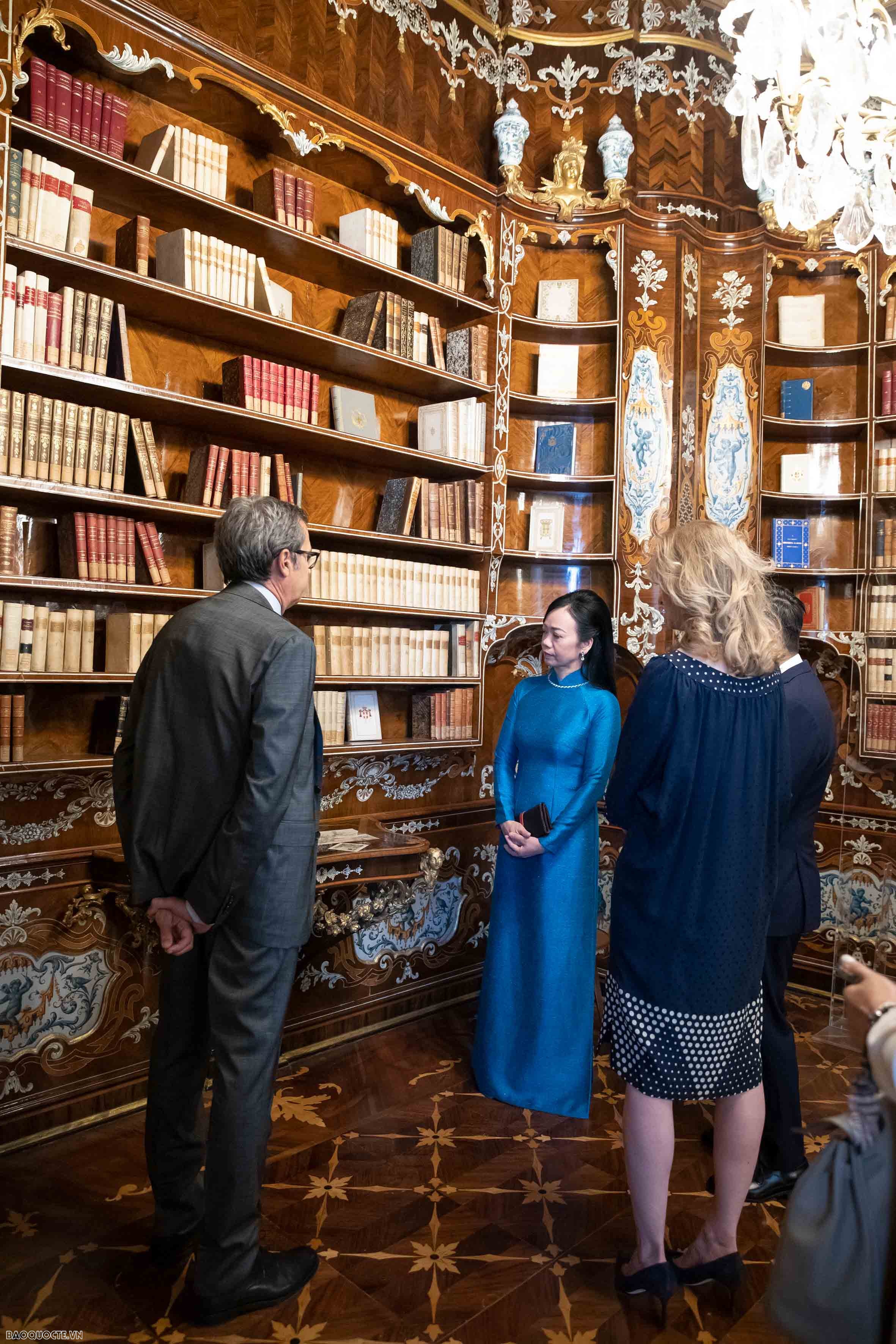 Phu nhân Chủ tịch nước tìm hiểu văn hoá, lịch sử đặc trưng của Áo và Italy