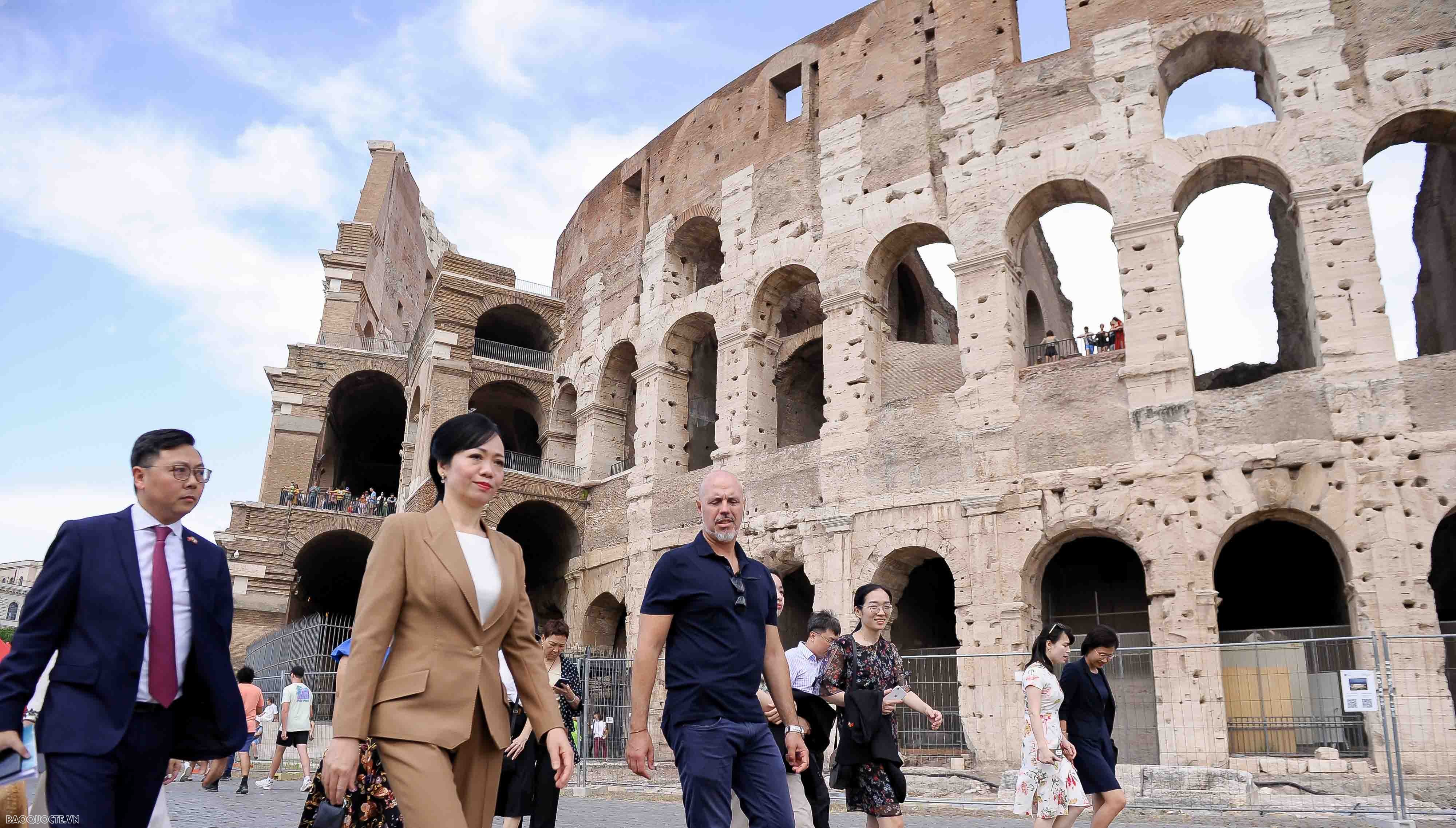 Phu nhân Chủ tịch nước tìm hiểu văn hoá, lịch sử đặc trưng của Áo và Italy