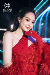 Hoa hậu Thanh Thủy chuộng thiết kế tôn eo thon, chân dài