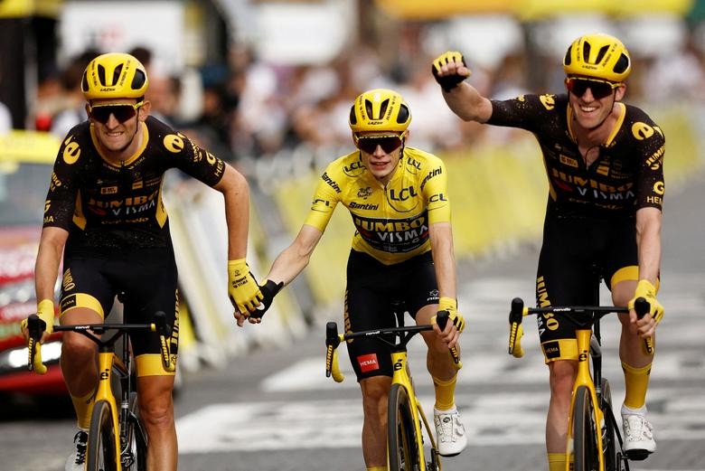 Ảnh ấn tượng (24-30/7): Tổng thống Nga gửi thư cho Chủ tịch Triều Tiên, một cây cầu đến Crimea bị không kích, dân Kiev trú ẩn, UAV tấn công Moscow