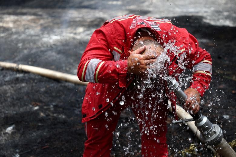 Ảnh ấn tượng (24-30/7): Tổng thống Nga gửi thư cho Chủ tịch Triều Tiên, một cây cầu đến Crimea bị không kích, dân Kiev trú ẩn, UAV tấn công Moscow