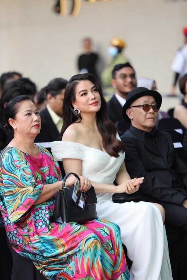 Một lần hiếm hoi, Trương Ngọc Ánh đưa mẹ cùng đồng hành trong chuyến công tác. Tuổi ngoài 60, mẹ của nữ diễn viên giữ vẻ đẹp trẻ trung, lên đồ sành điệu. Những ngày ở Malaysia, bà cùng con gái dự một số sự kiện và tranh thủ tham quan cảnh đẹp, thưởng thức ẩm thực. 