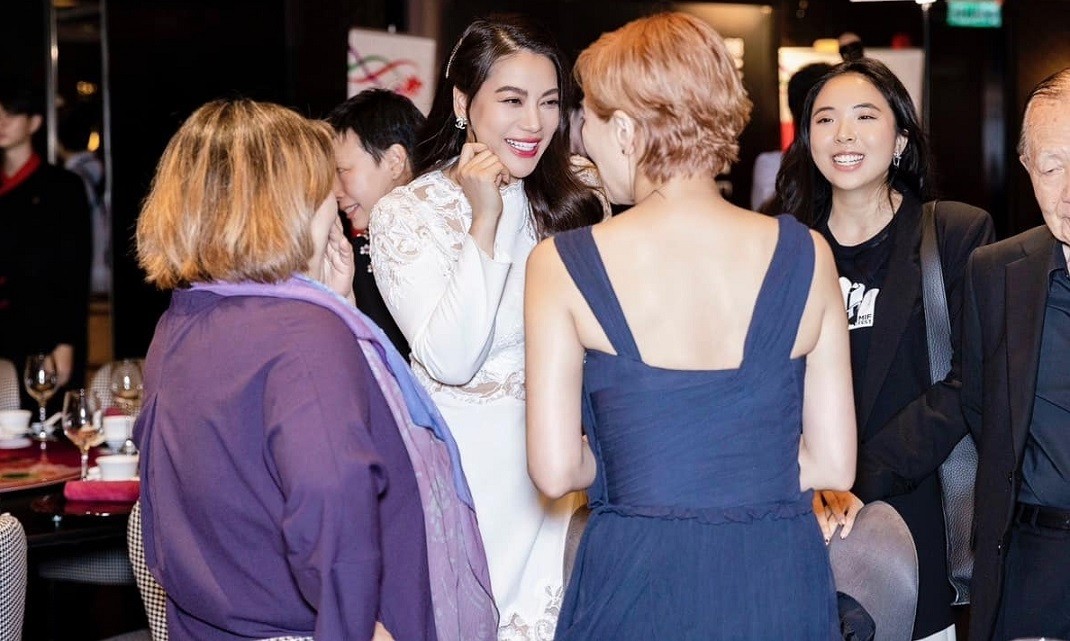 Trương Ngọc Ánh chuyện trò vui vẻ với các nhà làm phim tại đêm tiệc.