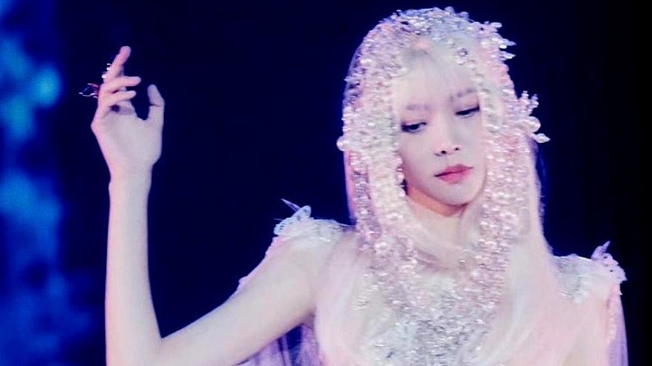 Biểu diễn liveshow cá nhân, ca sĩ Trung Quốc chọn đặt đầm dạ hội nhà mốt Việt