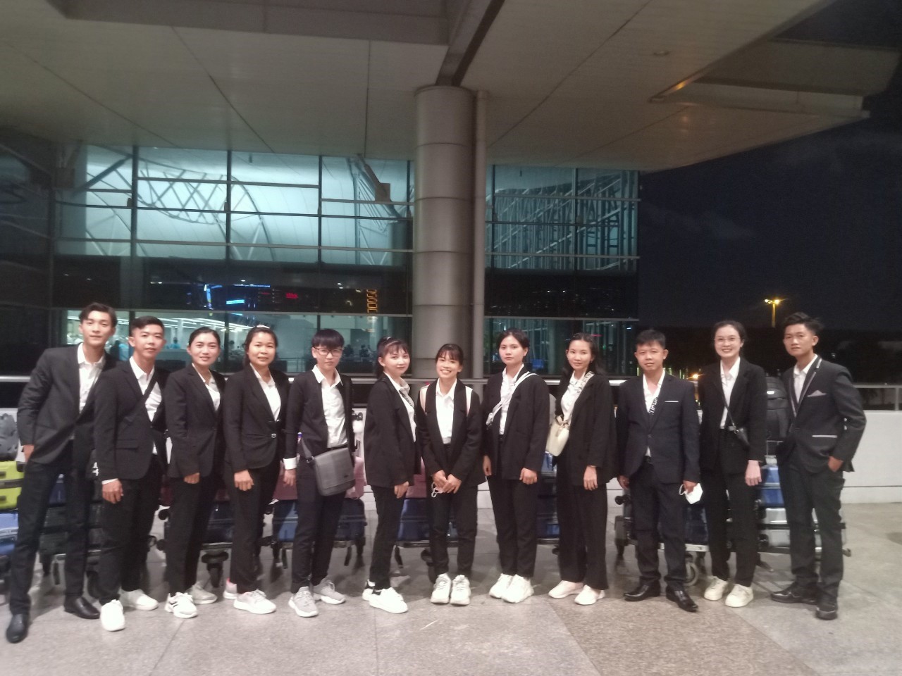 Các thực tập sinh phấn khởi trước giờ đáp chuyến đến xứ sở hoa anh đào Các thực tập sinh phấn khởi trước giờ đáp chuyến đến xứ sở hoa anh đào