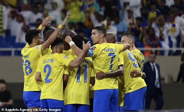 Ronaldo (số 7) mừng bàn thắng cùng đồng đội CLB Al Nassr.