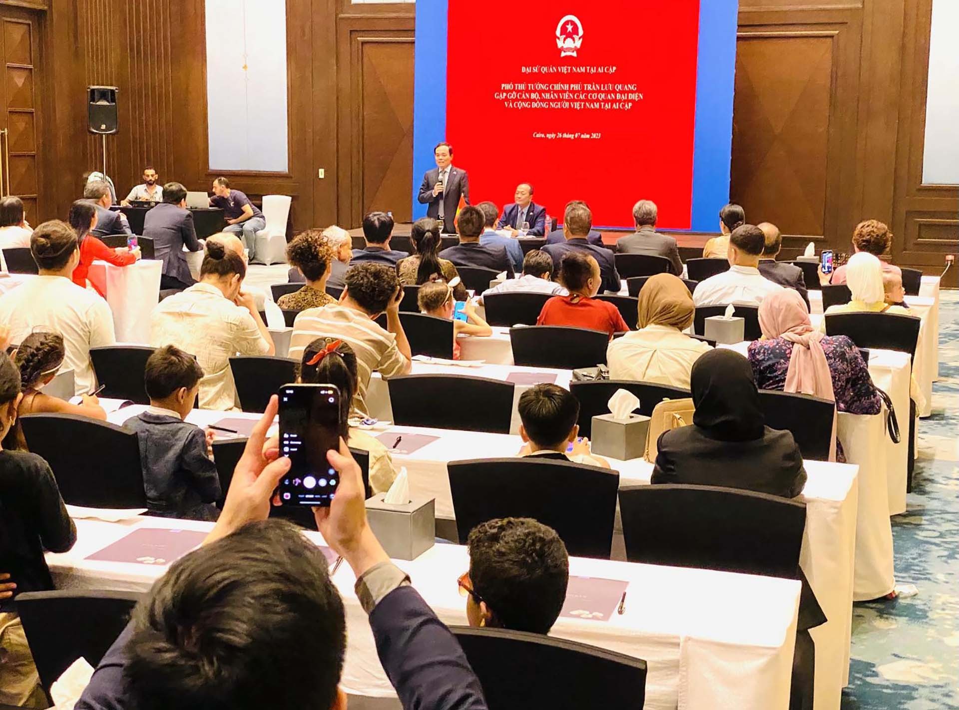 Phó Thủ tướng Trần Lưu Quang đã gặp gỡ, nói chuyện với cán bộ, nhân viên Đại sứ quán và các cơ quan Nam cùng đông đảo bà con cộng đồng người Việt Nam tại Ai Cập.