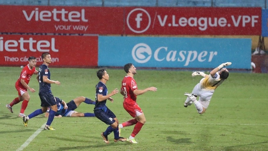 V-League 2023: Hình ảnh Đặng Văn Lâm cứu thua xuất thần ngày HLV Philippe Troussier dự khán