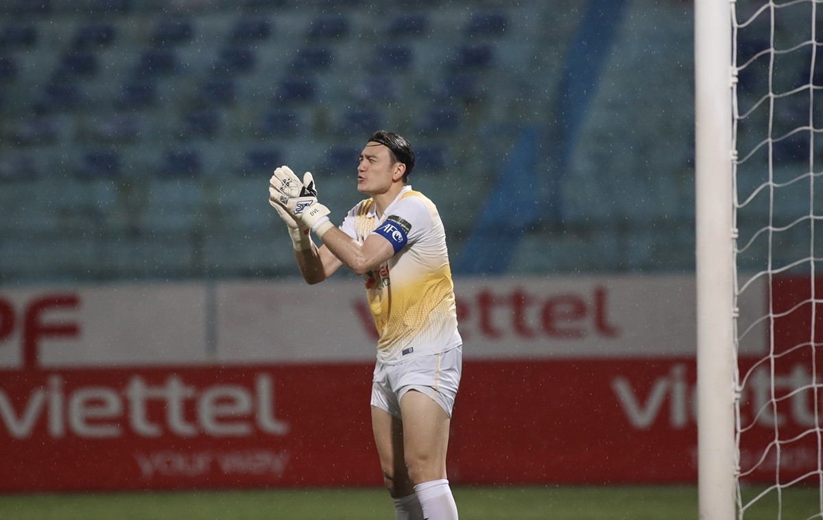 Không chỉ hoàn thành tốt nhiệm vụ gác đền, Văn Lâm còn là thủ lĩnh tinh thần, liên tục khích lệ toàn đội khi Bình Định gặp nhiều khó khăn. 