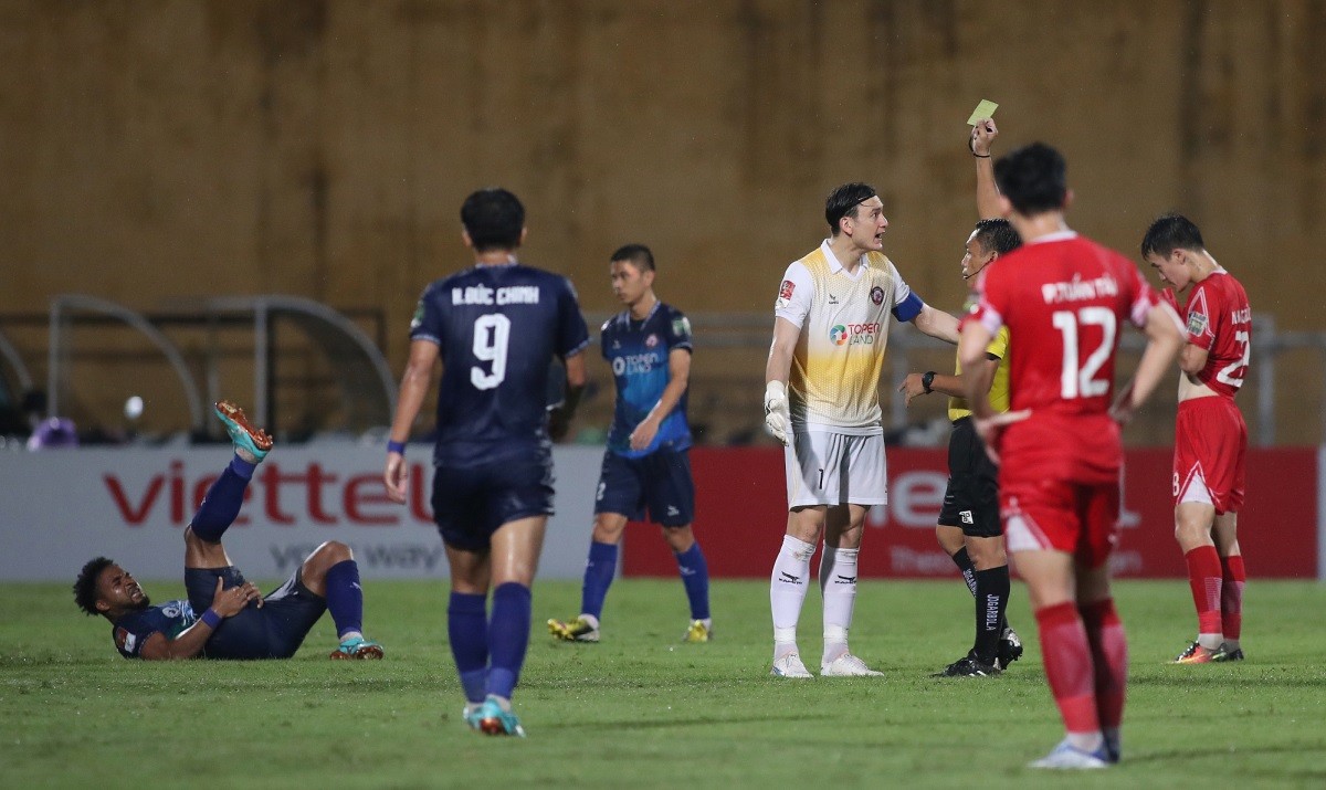 Phút 85, chứng kiến đồng đội Rafaelson bị phạm lỗi nhưng trọng tài không rút thẻ, Văn Lâm chạy từ khung thành lên giữa sân phản ứng. Anh sau đó phải nhận thẻ vàng từ trọng tài Nguyễn Ngọc Châu. 