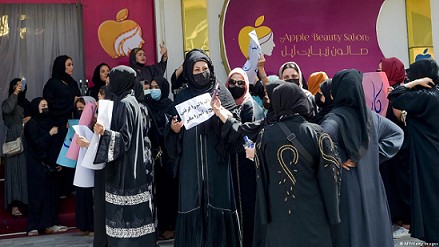 Phụ nữ Afghanistan: Đi taxi cũng chẳng dễ dàng!