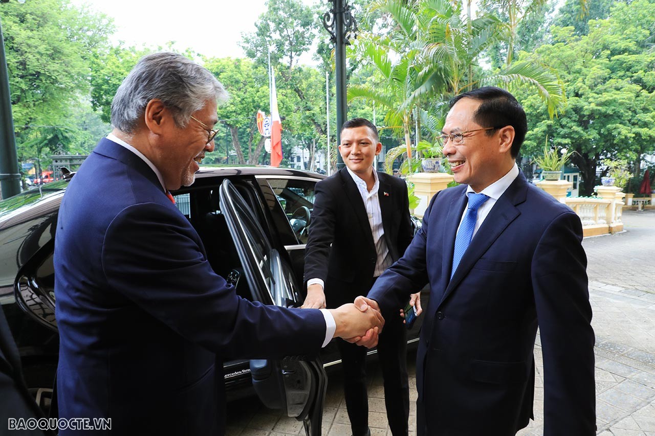 Bộ trưởng Ngoại giao Bùi Thanh Sơn đón, họp song phương với Bộ trưởng Ngoại giao Philippines Enrique Manalo