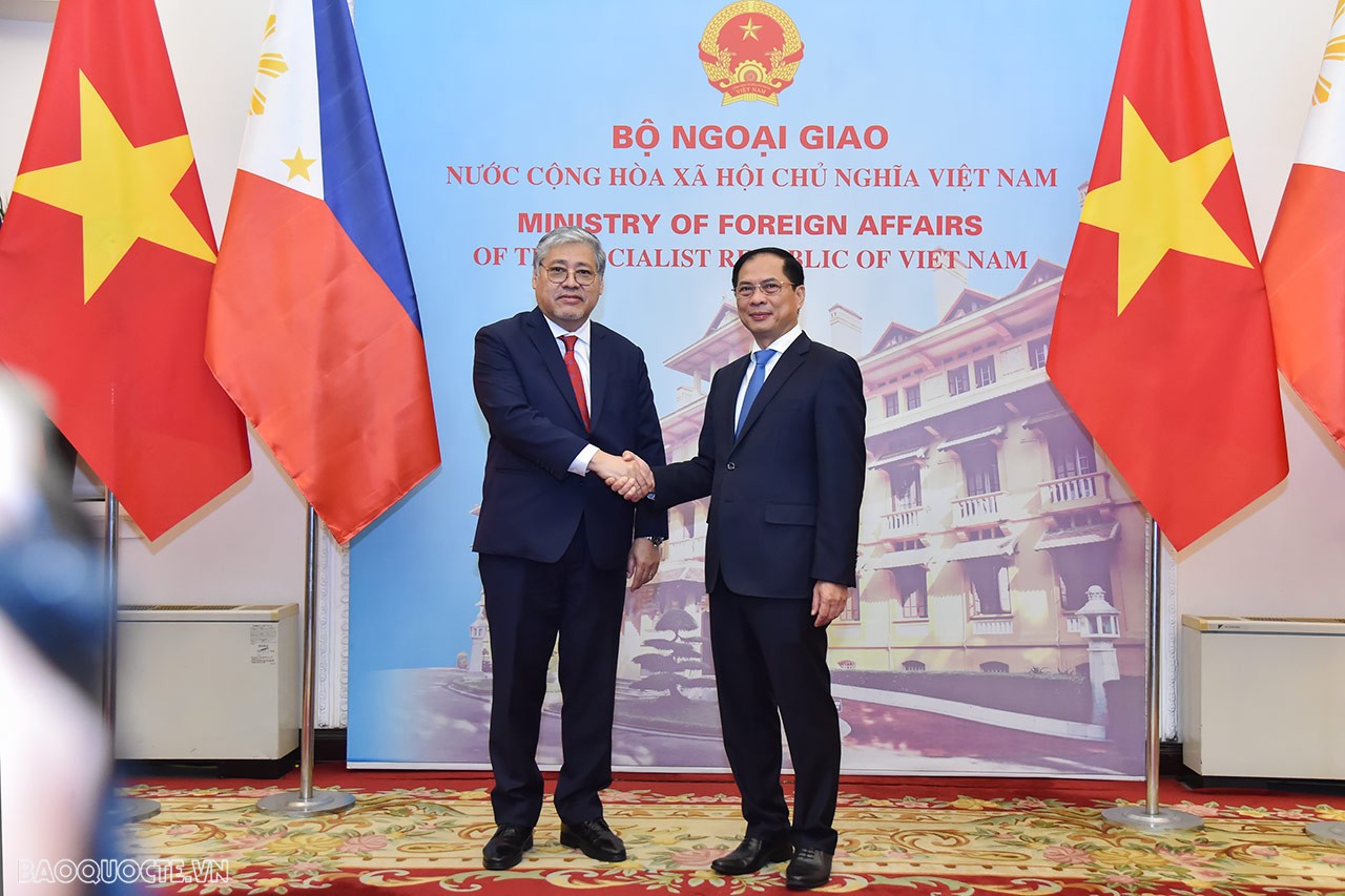 Bộ trưởng Ngoại giao Bùi Thanh Sơn đón, họp song phương với Bộ trưởng Ngoại giao Philippines Enrique Manalo