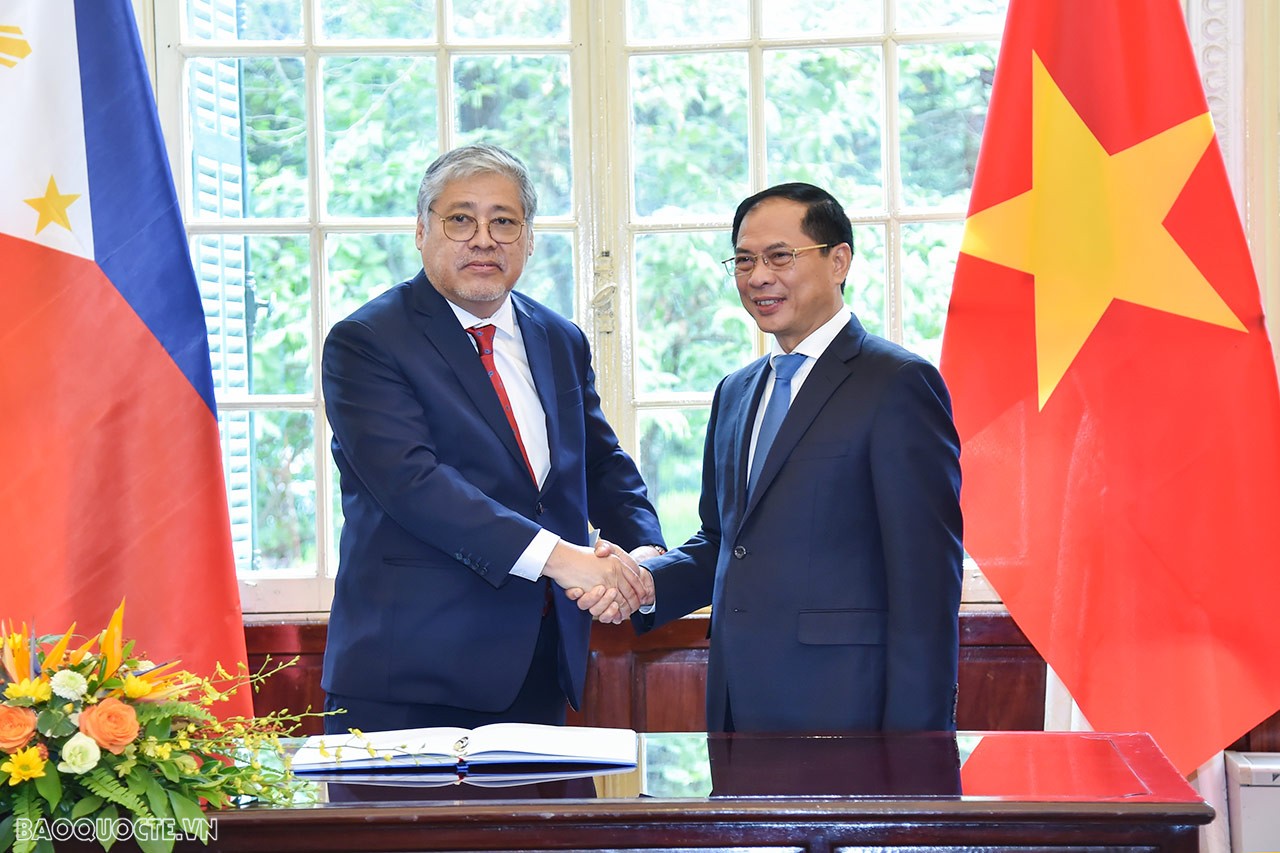 Bộ trưởng Ngoại giao Bùi Thanh Sơn đón, họp song phương với Bộ trưởng Ngoại giao Philippines Enrique Manalo