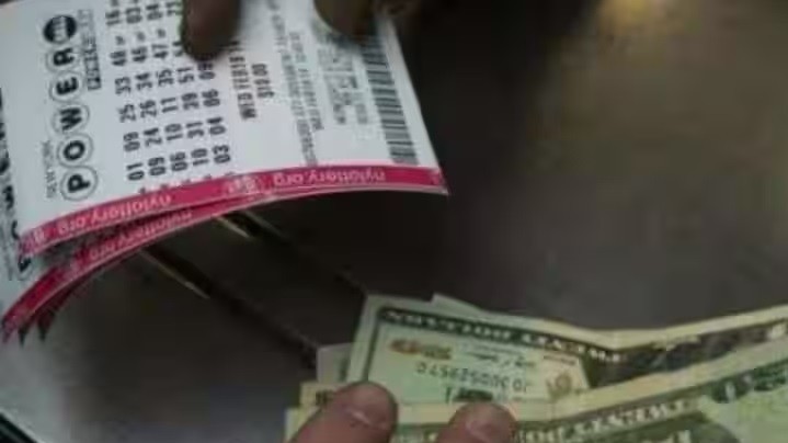 Ấn Độ: Nhóm phụ nữ may mắn bất ngờ, đổi đời nhờ trúng xổ số trị giá hơn 1 triệu USD