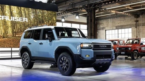 Cận cảnh Toyota Land Crusier Prado vừa trình làng, giá bán khoảng 1,3 tỷ đồng