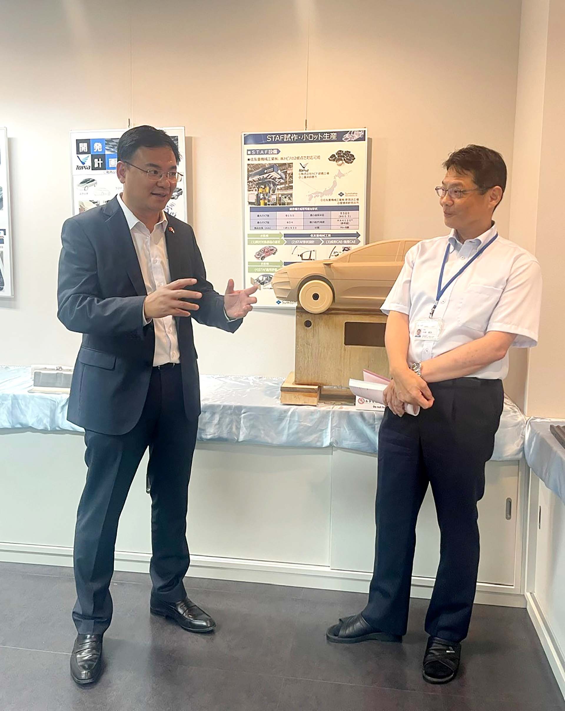 	Lãnh đạo Công ty Topia giới thiệu các sản phẩm, công nghệ của công ty.