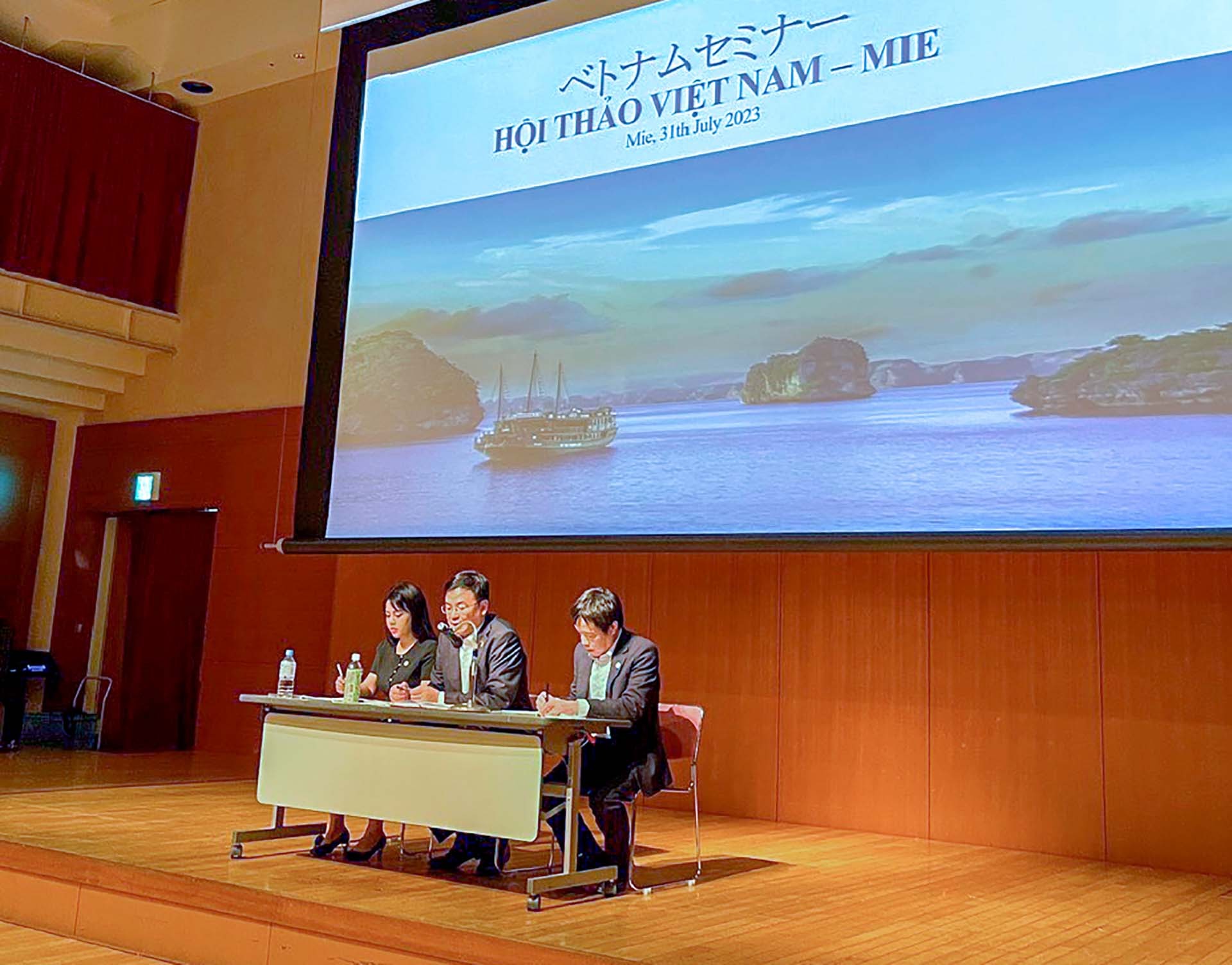 Đại sứ Phạm Quang Hiệu thăm, làm việc tại tỉnh Mie, Nhật Bản