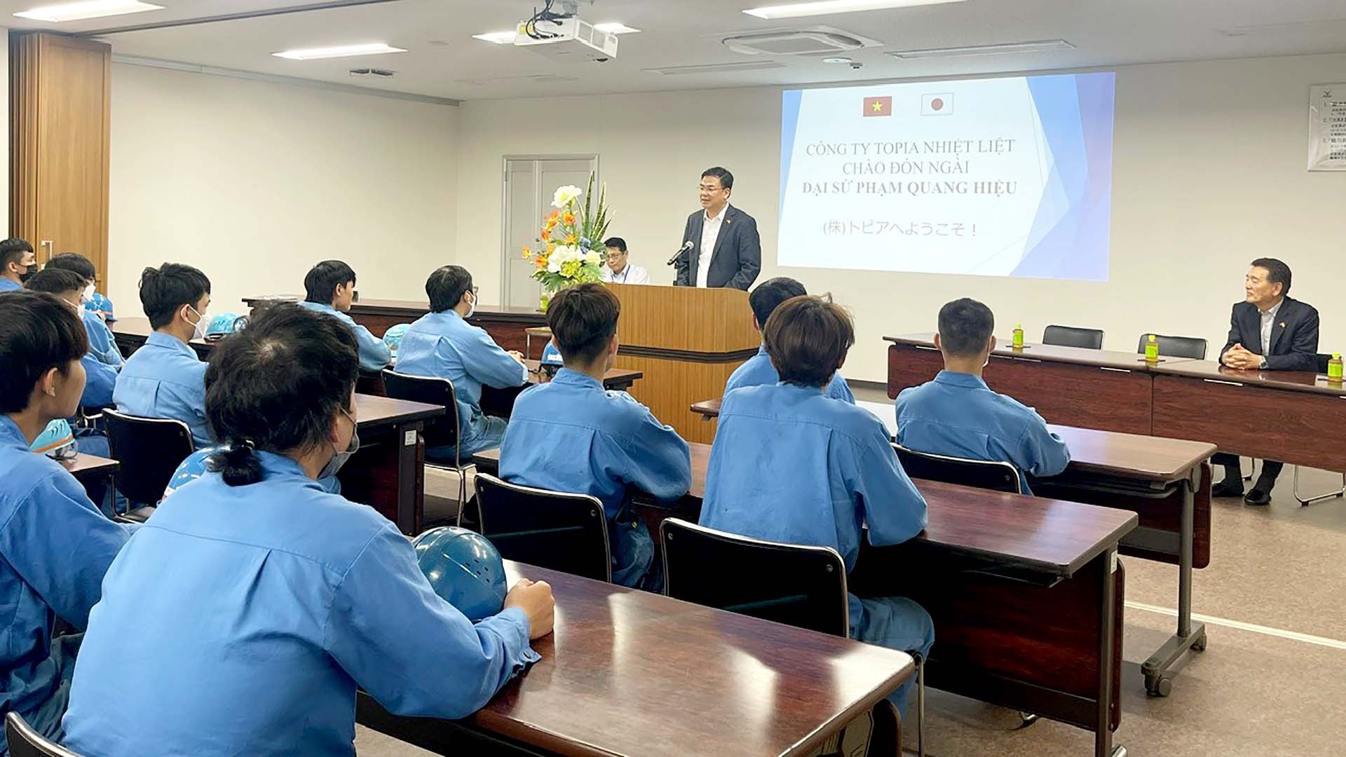 Đại sứ Phạm Quang Hiệu nói chuyện với các kỹ sư, công nhân công ty Topia.