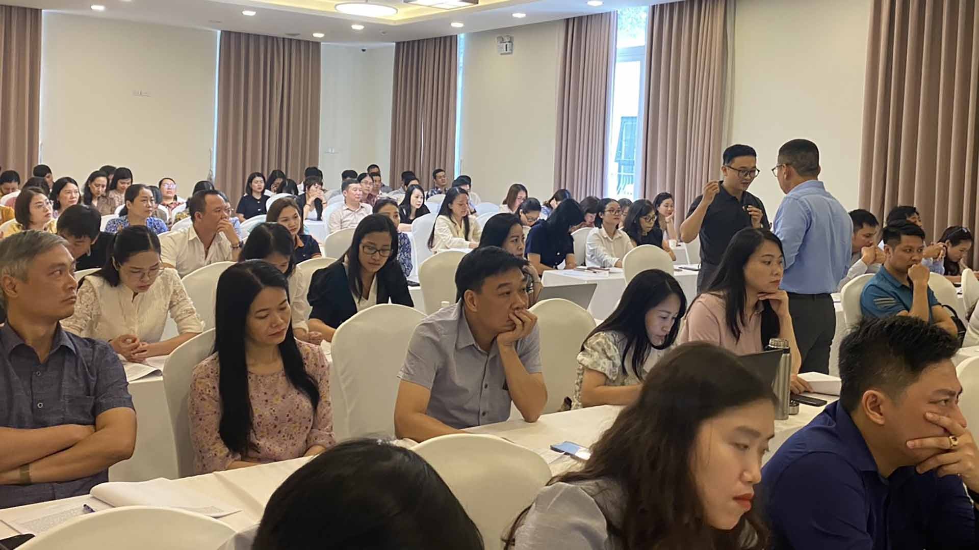 Học viên đưa ra câu hỏi thảo luận TS. Vũ Lê Thái Hoàng.jpg Học viên đưa ra câu hỏi thảo luận TS. Vũ Lê Thái Hoàng.jpg