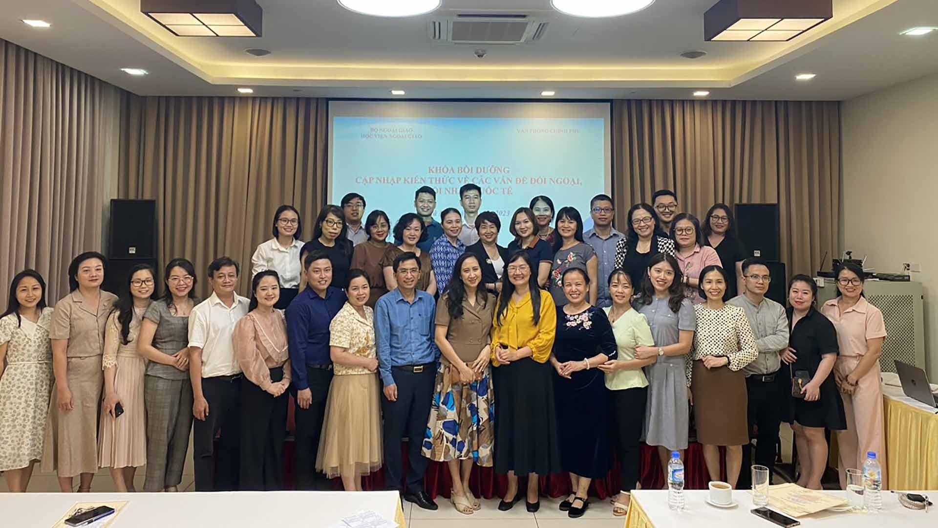 TS. Phạm Lan Dung, Quyền Giám đốc Học viện Ngoại giao và tập thể lớp. TS. Phạm Lan Dung, Quyền Giám đốc Học viện Ngoại giao và tập thể lớp.